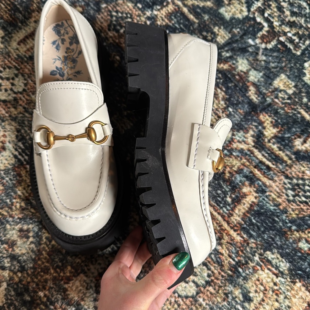 Gucci platform horsebit loafers in white - Picture 4 of 7